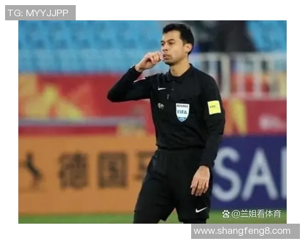 足球裁判因判罚争议自罚红牌引发球迷热议与媒体关注 足球裁判因判罚争议自罚红牌引发球迷热议与媒体关注